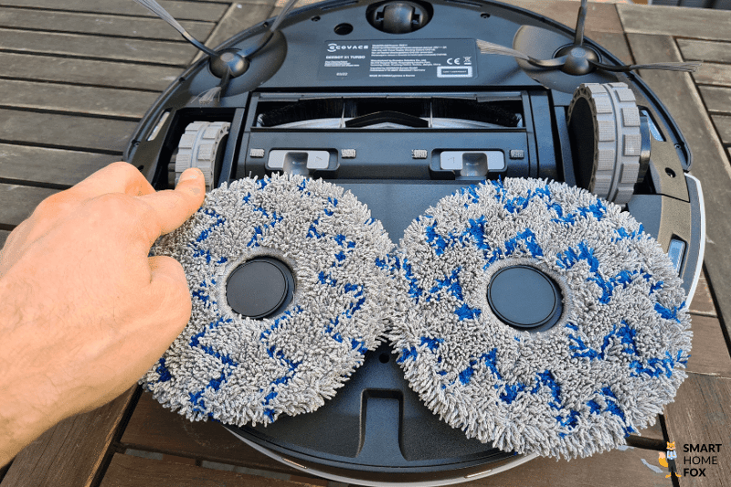 Die Unterseite des Ecovacs Deebot X1 Turbo ist zu sehen